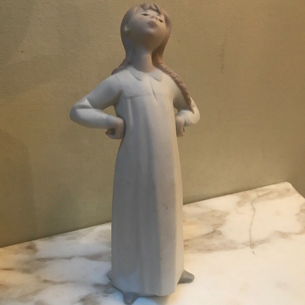 LLADRO - GIRL WITH HANDS AKIMBO - No. 4872